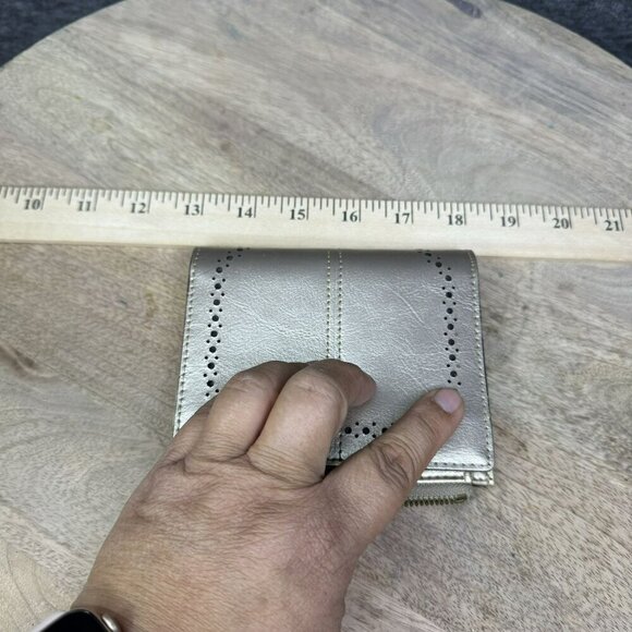 Compact Gold‎ Wallet With Floral Button & Zipper Multiple slots and bill holder - Picture 2 of 9